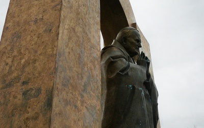Krzyż z pomnika Jana Pawła II ma być usunięty