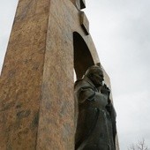 Sąd: Rozebrać pomnik Jana Pawła II!