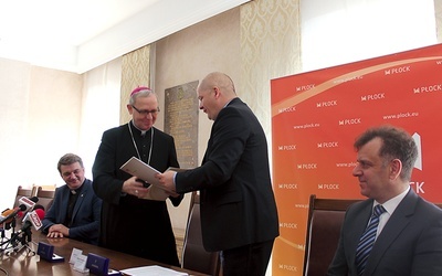 Bp Piotr Libera i Andrzej Nowakowski podczas oficjalnego spotkania