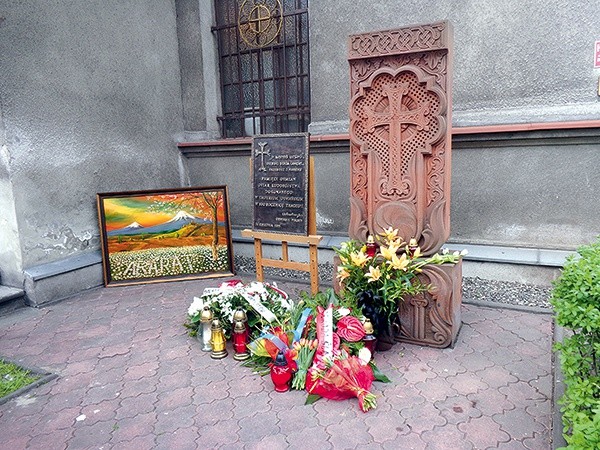 Chaczkar  – ormiański krzyż upamiętniający ludobójstwo,  tablica poświęcona  pamięci ofiar  oraz obraz z armeńskim krajobrazem 