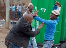 Wstrząsająca scena  przemocy sfotografowana  przez fotoreportera  tygodnika „Sunday Times”