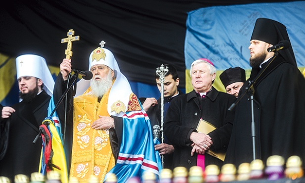 Patriarcha Filaret na kijowskim Majdanie  (luty 2014), gdzie często demonstrowano jedność ukraińskiego chrześcijaństwa. Za patriarchą stoi bp Stanisław Szyrokoradiuk, wówczas biskup pomocniczy w Kijowie, a obecnie ordynariusz charkowsko-zaporoski