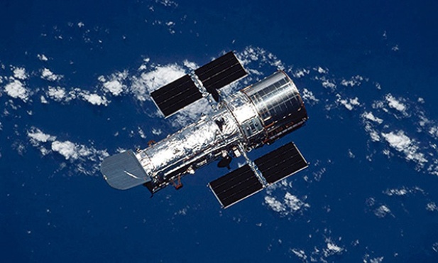 Hubble waży 11 ton, okrąża Ziemię w odległości ponad 600 kilometrów (to o 200 km dalej niż Międzynarodowa Stacja Kosmiczna) i ma kształt walca o długości ponad 13 metrów i średnicy ponad 4. 