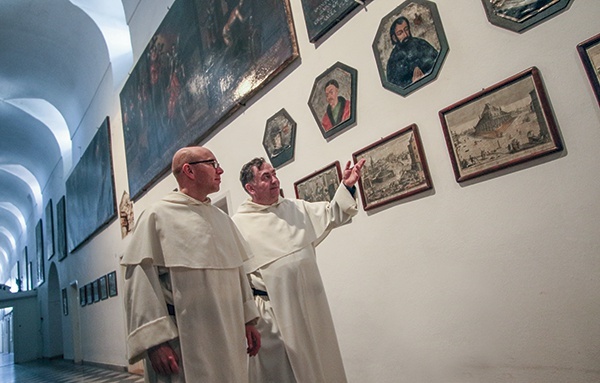 Za klauzurą znajduje się  małe muzeum pamiątek przywiezionych przez  „zesłańców” z innych klasztorów