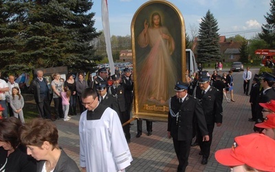 Uroczyste wprowadzenie obrazu Pana Jezusa do kościoła w Zaczarniu 