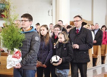 Iglak, niesiony w procesji z darami, to symbol troski parafian o wzrost i wierność każdego powołania