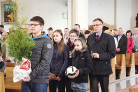 Iglak, niesiony w procesji z darami, to symbol troski parafian o wzrost i wierność każdego powołania