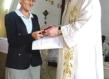 Medal wręczył ks. K. Czermak, wikariusz biskupi ds. misji