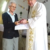 Medal wręczył ks. K. Czermak, wikariusz biskupi ds. misji
