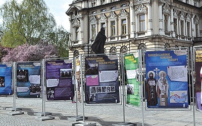 Barwne plansze wystawy na sądeckim rynku 