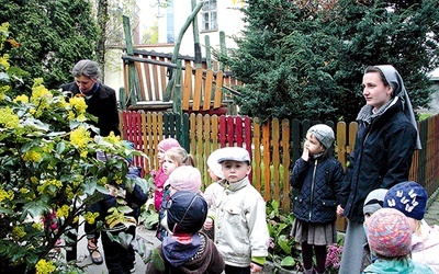  Gdy tylko pogoda sprzyja, przedszkolaki pod okiem sióstr zaprzyjaźniają się z budzącą się właśnie do życia przyrodą 