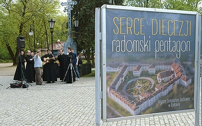  Wystawę „Serce diecezji – radomski pentagon” na ulicy przed Urzędem Miasta w Radomiu można oglądać do połowy maja