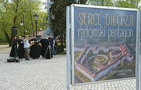  Wystawę „Serce diecezji – radomski pentagon” na ulicy przed Urzędem Miasta w Radomiu można oglądać do połowy maja
