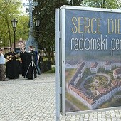  Wystawę „Serce diecezji – radomski pentagon” na ulicy przed Urzędem Miasta w Radomiu można oglądać do połowy maja