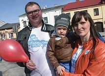  Monika i Mariusz Machajowie z synkiem Pawełkiem
