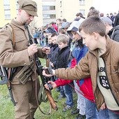  Grupa rekonstrukcyjna „Gryf” zaprezentowała scenki rozgrywające się po zakończeniu II wojny światowej. Chłopców bardzo interesowała broń, którą żołnierze posługiwali się podczas wojny