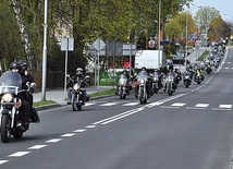  Po Mszy św. motocykliści udali się kawalkadą do Drawska Pomorskiego, a następnie do Złocieńca