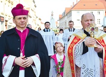  Biskup Adam Bałabuch i ks. Jan Mrowca podczas procesji ze świebodzickiego rynku do kościoła pw. Świętych Piotra i Pawła