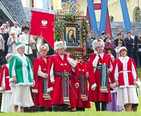 – Po Mszy św. na rokitniańskich błoniach na cześć Maryi śpiewano pieśni i strzelano z armat 