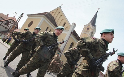  Do parafii należą m.in. żołnierze zawodowi i ich rodziny, pracownicy cywilni zatrudnieni w jednostce wojskowej 