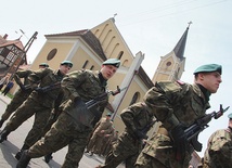  Do parafii należą m.in. żołnierze zawodowi i ich rodziny, pracownicy cywilni zatrudnieni w jednostce wojskowej 