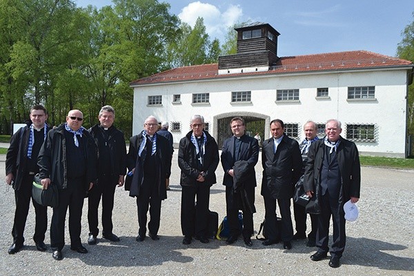  Śląska delegacja z abp. Wiktorem Skworcem przed bramą KL Dachau