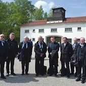  Śląska delegacja z abp. Wiktorem Skworcem przed bramą KL Dachau