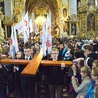  Kopie krzyża i ikony młodzi przekazali do diecezji  zamojsko-lubaczowskiej  