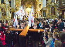  Kopie krzyża i ikony młodzi przekazali do diecezji  zamojsko-lubaczowskiej  