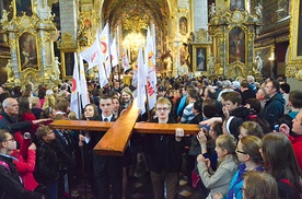  Kopie krzyża i ikony młodzi przekazali do diecezji  zamojsko-lubaczowskiej  