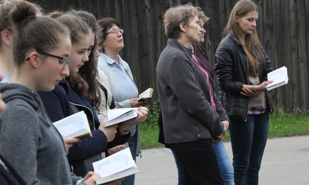 Wszystkie pokolenia przychodzą w majowe wtorki pod harbutowicki krzyż na nabożeństwa majowe