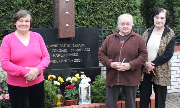 Opiekunki krzyża w Harbutowicach: Barbara Kadela, Maria Dziasek i Monika Szturc
