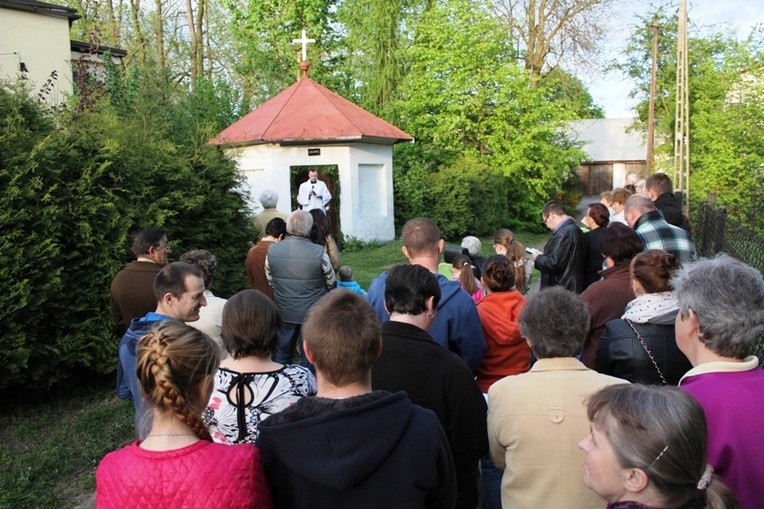 Od lat na "majowym" przy kapliczce św. Jana Nepomucena spotykają się mieszkańcy skoczowskiego Dolnego Boru