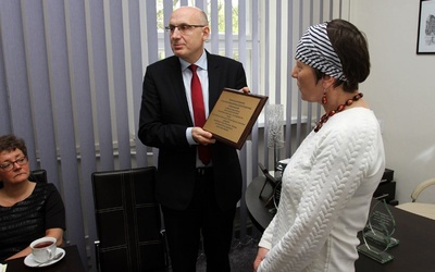 Skierniewiczanka dyrektorowi szpitala wręczyła pamiątkową tabliczkę