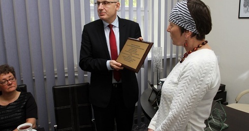 Skierniewiczanka dyrektorowi szpitala wręczyła pamiątkową tabliczkę