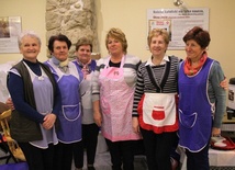 Panie z Wysokiej dbają o żołądki pielgrzymkowych służb na zakończenie drugiego dnia wędrówki do Łagiewnik