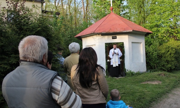W majowe poniedziałki modlitwie na Dolnym Borze przewodncizą kapłani parafii Śś. Ap. Piotra i Pawła w Skoczowie