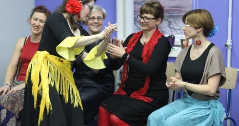 Katarzyna Dziurdzik, nauczycielka tańca flamenco podczas zajęć z uczestniczkami warsztatów dla kobiet