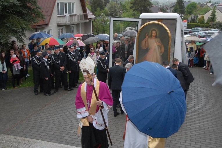 W procesji do kościoła w Rzuchowej