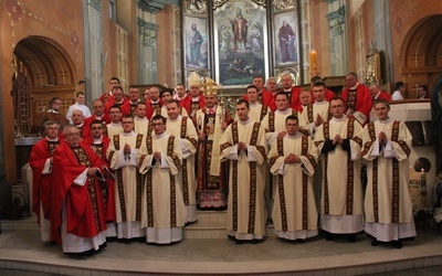 Nowi diakoni bielsko-żywieccy z księżmi biskupami i przełożonymi z krakowskiego seminarium
