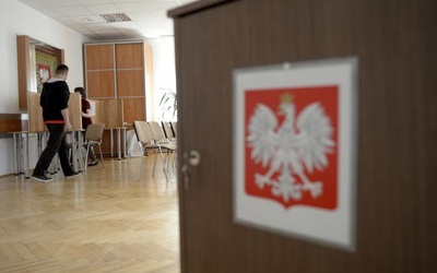 PKW: na godz. 12 frekwencja 14,61 proc.