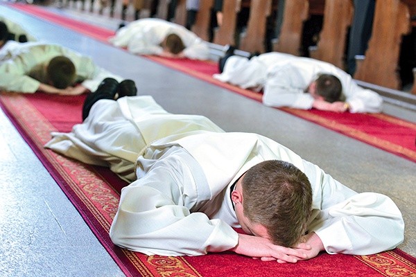  Prostracja – jeden z najmocniejszych znaków podczas święceń