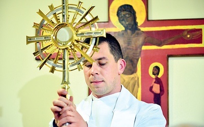  Półgodzinną adorację eucharystyczną ks. Paweł Antosiak zakończył błogosławieństwem
