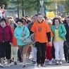  „Żyć godnie to żyć aktywnie wśród ludzi”, „Godność to możliwość pracy”  – m.in. z takimi hasłami przeszli uczestnicy ulicznego happeningu