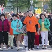  „Żyć godnie to żyć aktywnie wśród ludzi”, „Godność to możliwość pracy”  – m.in. z takimi hasłami przeszli uczestnicy ulicznego happeningu