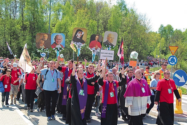 Od 3 lat do sanktuarium Miłosierdzia Bożego w Łagiewnikach w majowy weekend dociera piesza pielgrzymka. To jedyna  taka grupa w Polsce