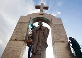  4.05.2015. Francja, Ploermel. Francuski sąd nakazał władzom niewielkiej miejscowości na zachodzie Francji usunięcie pomnika Jana Pawła II, ponieważ uznano, że jego wyeksponowanie w miejscu publicznym było sprzeczne z zasadą laickości. Monument wzniesiono w 2006 roku (zdjęcie pokazuje montaż pomnika). 