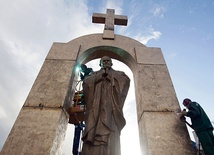  4.05.2015. Francja, Ploermel. Francuski sąd nakazał władzom niewielkiej miejscowości na zachodzie Francji usunięcie pomnika Jana Pawła II, ponieważ uznano, że jego wyeksponowanie w miejscu publicznym było sprzeczne z zasadą laickości. Monument wzniesiono w 2006 roku (zdjęcie pokazuje montaż pomnika). 