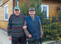 Jan Szwejkowski (z lewej) i Janusz Poniatowski, najstarsi mieszkańcy Bobina Wielkiego, pamiętają i wywózkę, i powrót w 1945 roku