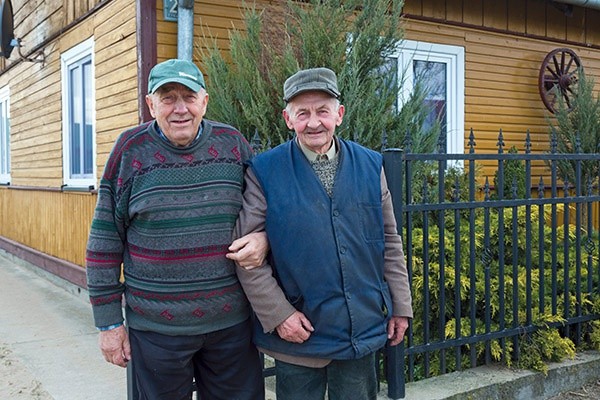 Jan Szwejkowski (z lewej) i Janusz Poniatowski, najstarsi mieszkańcy Bobina Wielkiego, pamiętają i wywózkę, i powrót w 1945 roku